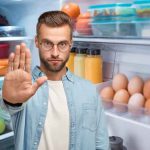 6 aliments à ne jamais mettre sur la porte du frigo : pourquoi ?